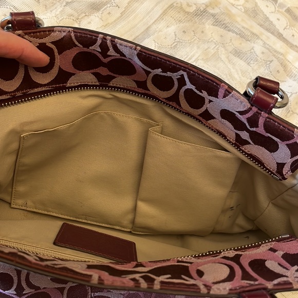 Beautiful Coach signature handbag, near perfect condition, burgundy - Picture 5 of 8